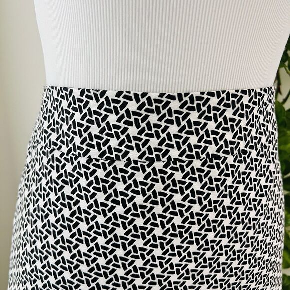 Talbots Black & White Geometric Scallop Hem Lined Flare Skirt - Size 10 - Picture 2 of 9